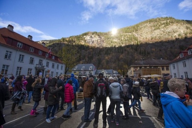 Rjukan-Makes-Use-Of-Mirrors-For-Sunlight-2-610x407
